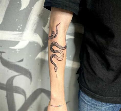 Tatuaggio serpente: significato, storia e consigli pratici .